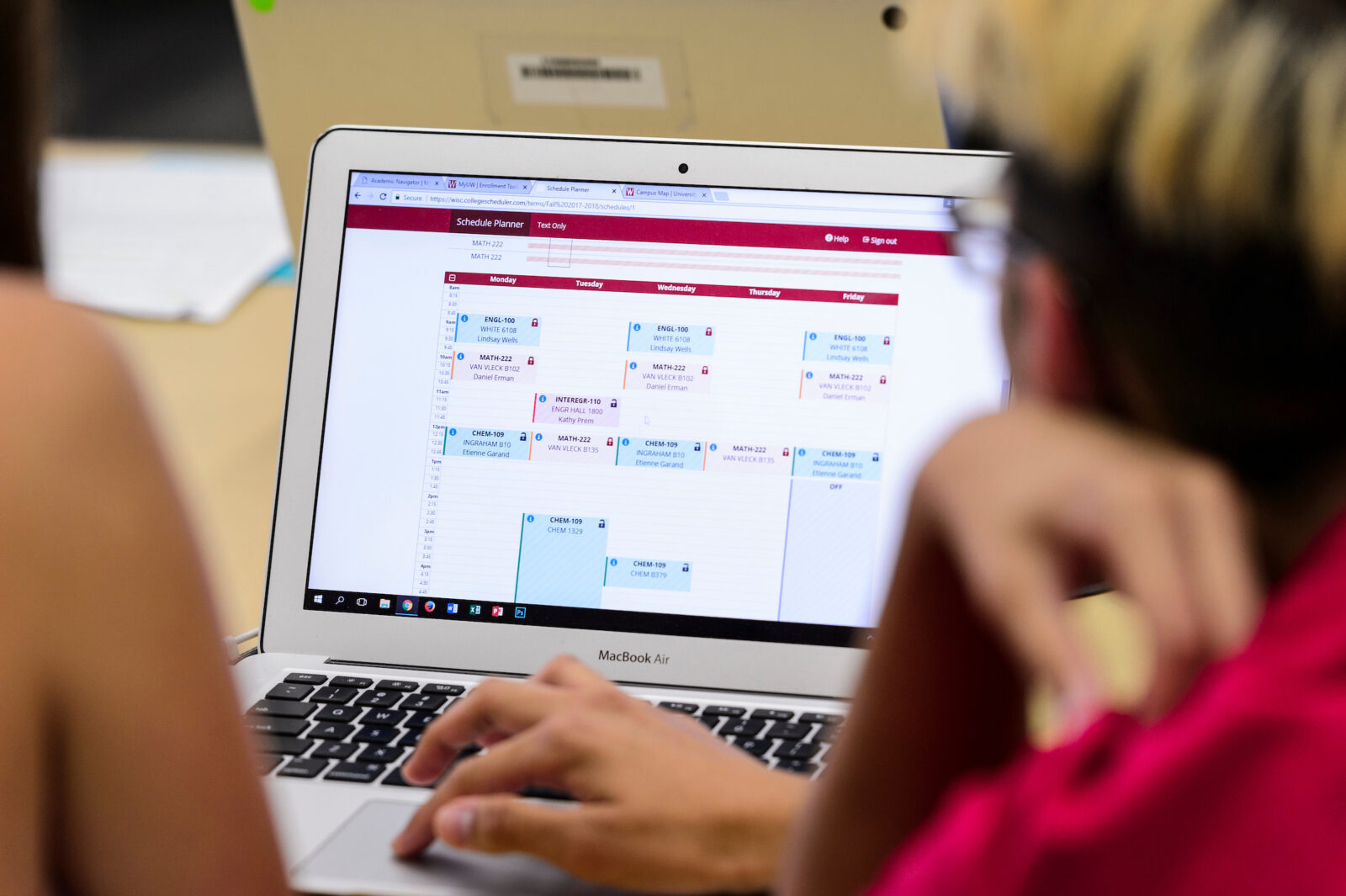 Close-up of a laptop screen, where a student is working on their semester course schedule with a SOAR Peer Advisor.
