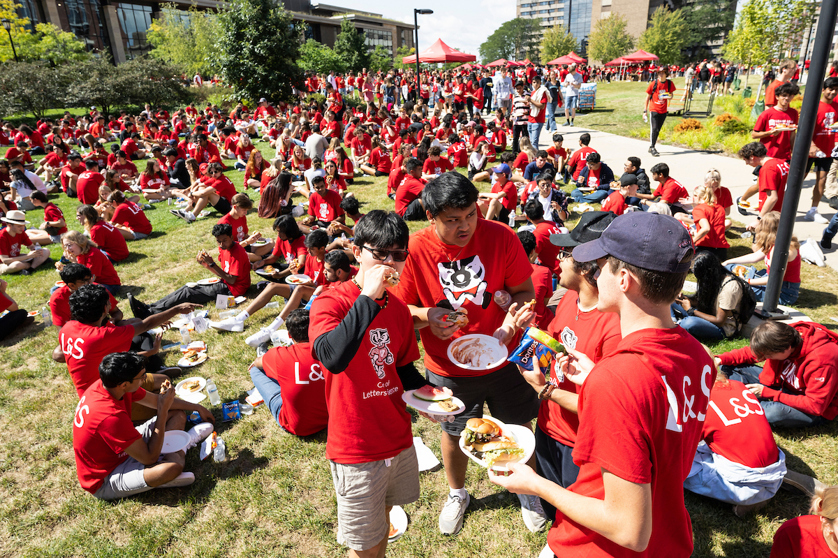 New first-year students in the College of Letters & Science enjoying a free welcome lunch outside the Kohl Center.
